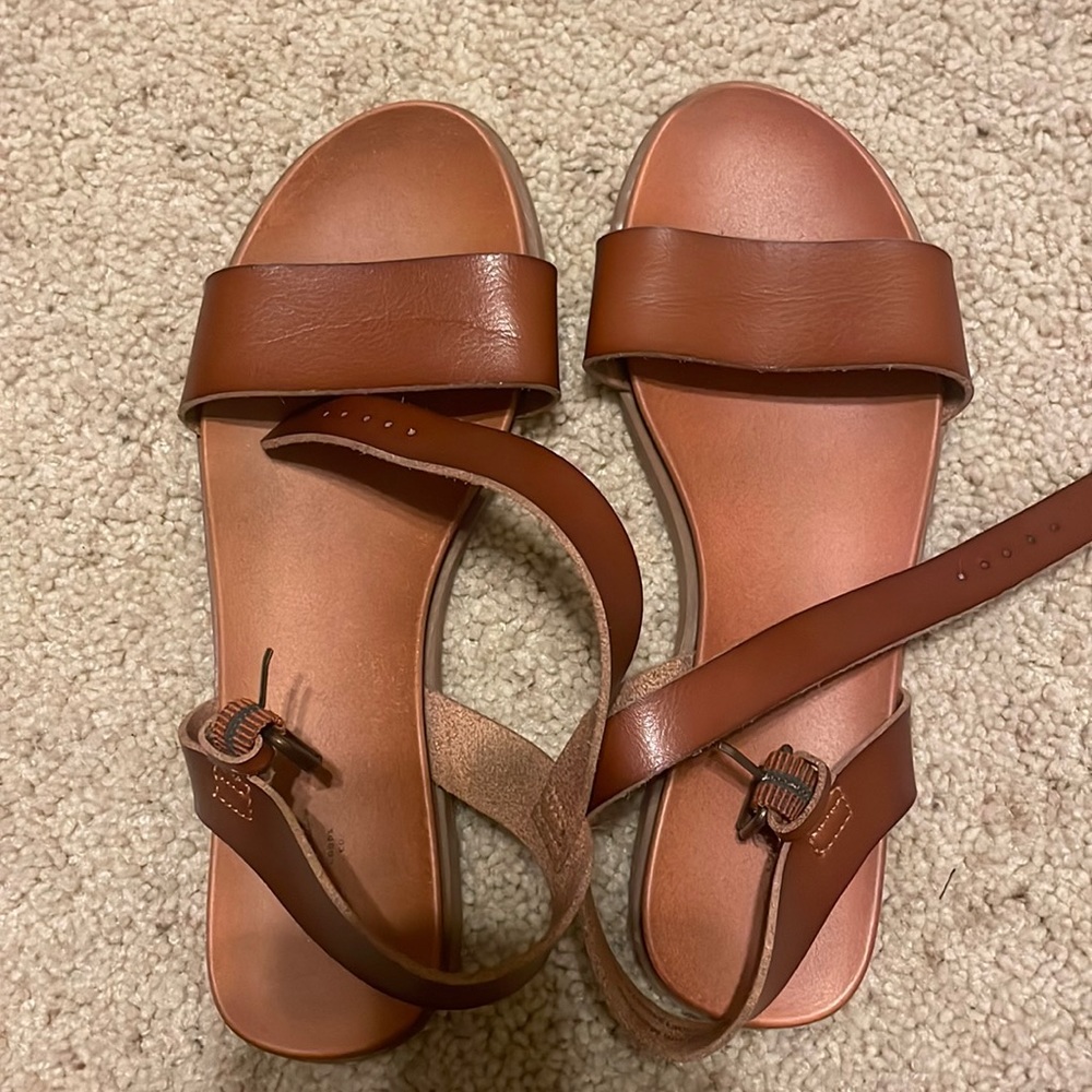 Brown, cognac universal thread target sandals